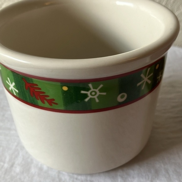Longaberger: Christmas Holiday One Pint Crock with Lid - Picture 9 of 16